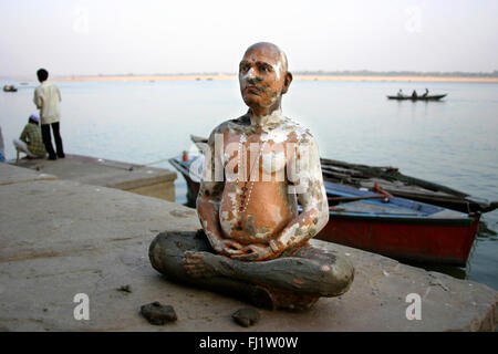 Ancienne statue sur les rives du Gange, Varanasi, Inde - Architecture et tous les jours la vie de rue Banque D'Images