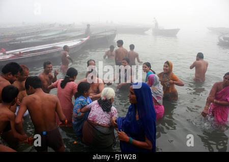 Pèlerins hindous sur un ghat de Varanasi , Inde Banque D'Images