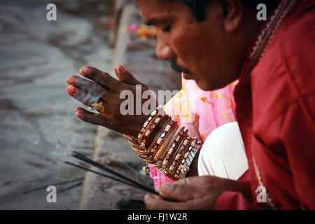 Main de femme sur un rituel puja ghat de Varanasi , Inde Banque D'Images