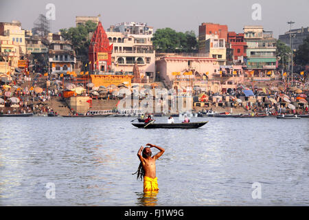Sadhu dans le Gange en face de Ghat Dashashwamedh , Varanasi Banque D'Images