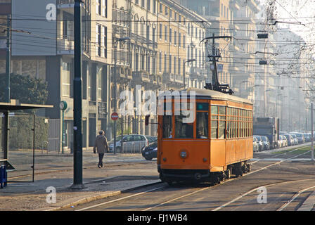 Old vintage tramway orange sur la rue de Milan, Italie Banque D'Images