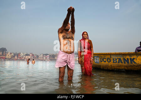 Pèlerins hindous se baigner dans le Gange à Varanasi, ville sainte de l'Inde Banque D'Images