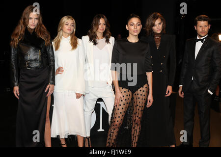 Catherine McNeil, Megan Irwin, Jesinta Campbell, Jessica Gomes, Montana Cox et Jason Dundas poser à David Jones. Banque D'Images