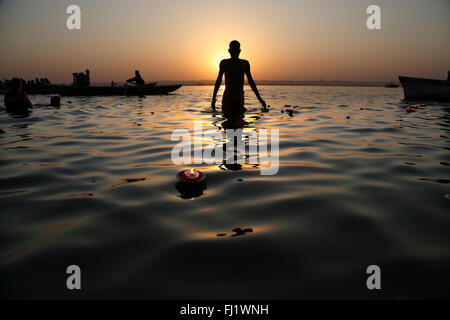 Rétroéclairage Sunrise ombres sur le Gange sacré, Varanasi, Inde Banque D'Images