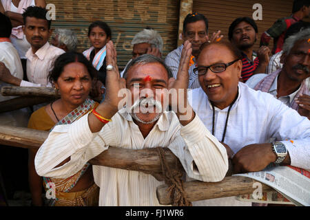 Heureux hindous dans la foule au cours de Shivaratri à Varanasi, en Inde Banque D'Images