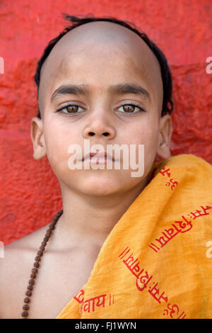 Jeune étudiant en yoga indien ville sainte hindoue Varanasi, Inde Banque D'Images