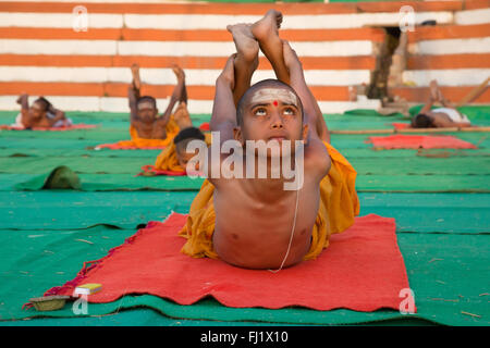 Des cours de Yoga en sanskrit school à Varanasi, Inde - Architecture et tous les jours la vie de rue Banque D'Images