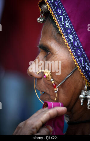 Portrait de femme hindoue indienne au cours de Pushkar mela- Pushkar foire de chameau au Rajasthan, Inde Banque D'Images