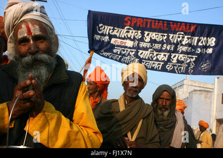 Marcher dans une rue Sadhus mela duringiPushkar juste chameau , Rajasthan, Inde Banque D'Images