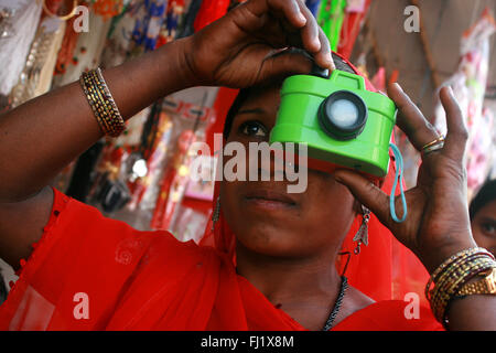 Portrait de femme hindoue indienne jouant avec la caméra au cours Pushkar mela- Pushkar foire de chameau au Rajasthan, Inde Banque D'Images