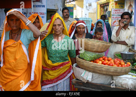 Foule à Pushkar Pushkar mela pendant juste chameau , Rajasthan, Inde Banque D'Images