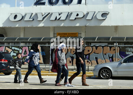 Athènes, Grèce. 28 Février, 2016. Les réfugiés et les migrants à l'installations désaffectées du terminal ouest de l'ancien aéroport d'Athènes, au sud d'Elliniko banlieue d'Athènes. La Commission européenne estime qu'environ 25 000 immigrants sont en Grèce et maintenant échoué après la décision des forces de police de la Slovénie, l'Autriche, la Macédoine, la Serbie et la Croatie pour réduire le flux d'immigrants à quelque 580 personnes par jour. Credit : Panayiotis Tzamaros/Pacific Press/Alamy Live News Banque D'Images