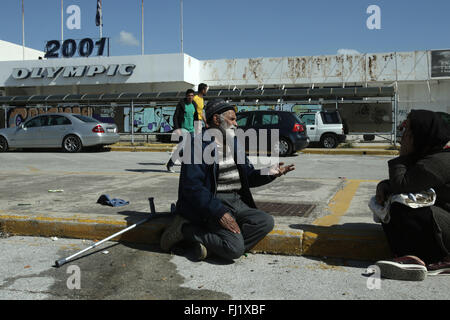 Athènes, Grèce. 28 Février, 2016. Les réfugiés et les migrants à l'installations désaffectées du terminal ouest de l'ancien aéroport d'Athènes, au sud d'Elliniko banlieue d'Athènes. La Commission européenne estime qu'environ 25 000 immigrants sont en Grèce et maintenant échoué après la décision des forces de police de la Slovénie, l'Autriche, la Macédoine, la Serbie et la Croatie pour réduire le flux d'immigrants à quelque 580 personnes par jour. Credit : Panayiotis Tzamaros/Pacific Press/Alamy Live News Banque D'Images