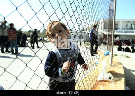 Athènes, Grèce. 28 Février, 2016. Les réfugiés et les migrants à l'installations désaffectées du terminal ouest de l'ancien aéroport d'Athènes, au sud d'Elliniko banlieue d'Athènes. La Commission européenne estime qu'environ 25 000 immigrants sont en Grèce et maintenant échoué après la décision des forces de police de la Slovénie, l'Autriche, la Macédoine, la Serbie et la Croatie pour réduire le flux d'immigrants à quelque 580 personnes par jour. Credit : Panayiotis Tzamaros/Pacific Press/Alamy Live News Banque D'Images