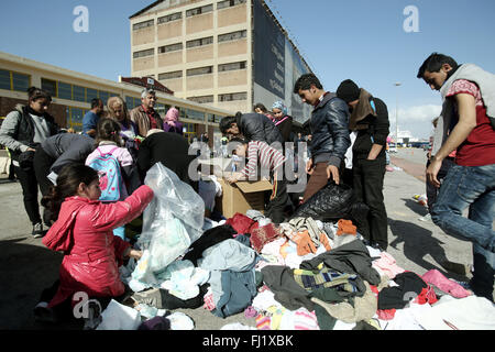 Athènes, Grèce. 28 Février, 2016. Les réfugiés et les migrants à l'embarcadère de port du Pirée, à la recherche d'un tas de vêtements qui leur est donné par les militants. La Commission européenne estime qu'environ 25 000 immigrants sont en Grèce et maintenant échoué après la décision des forces de police de la Slovénie, l'Autriche, la Macédoine, la Serbie et la Croatie pour réduire le flux d'immigrants à quelque 580 personnes par jour. Credit : Panayiotis Tzamaros/Pacific Press/Alamy Live News Banque D'Images