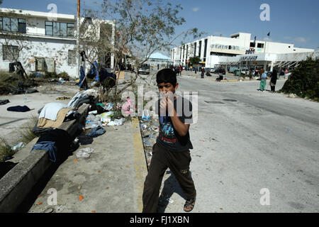 Athènes, Grèce. 28 Février, 2016. Les réfugiés et les migrants à l'installations désaffectées du terminal ouest de l'ancien aéroport d'Athènes, au sud d'Elliniko banlieue d'Athènes. La Commission européenne estime qu'environ 25 000 immigrants sont en Grèce et maintenant échoué après la décision des forces de police de la Slovénie, l'Autriche, la Macédoine, la Serbie et la Croatie pour réduire le flux d'immigrants à quelque 580 personnes par jour. Credit : Panayiotis Tzamaros/Pacific Press/Alamy Live News Banque D'Images