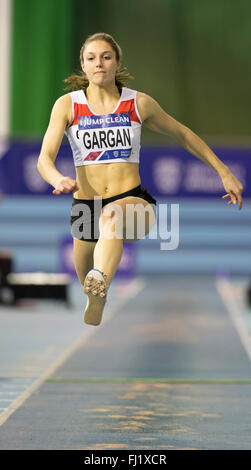 EIS Sheffield, Sheffield, Royaume-Uni. 28 Février, 2016. La piscine d'athlétisme de la deuxième journée. Emily Gargan (Gateshead) pendant le triple saut final. Credit : Action Plus Sport/Alamy Live News Banque D'Images