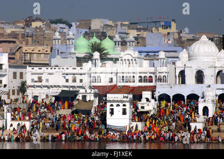 Ghats de Pushkar près de lac Pushkar, Rajasthan Banque D'Images