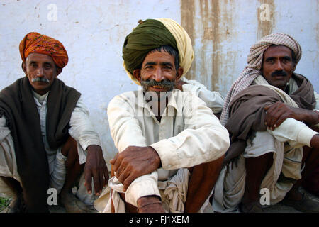 Groupe d'hommes Rajasthani à Pushkar mela - Pushkar camel fair - festival au Rajasthan, Inde Banque D'Images