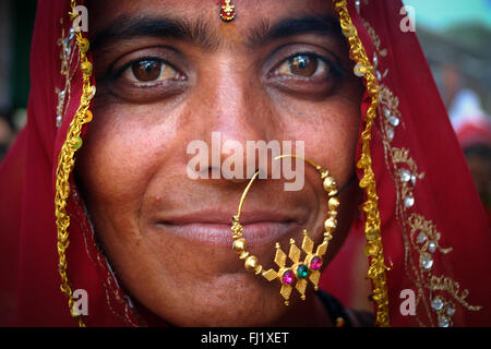 Portrait de femme hindoue Indienne avec un énorme anneau de nez pendant jewel Pushkar mela- Pushkar foire de chameau au Rajasthan, Inde Banque D'Images
