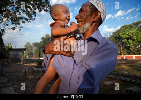 Happy smiling grand-père musulman avec enfant à Sreemangal Bangladesh Banque D'Images