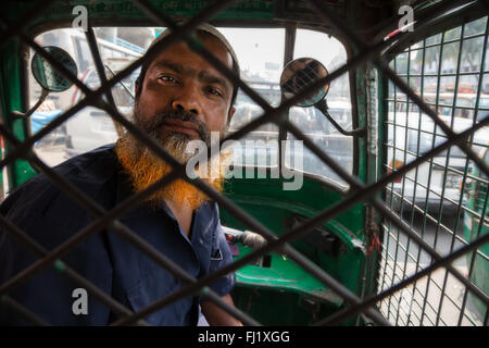 Taxi cabine conducteur de pousse-pousse à Dhaka, Bangladesh Banque D'Images