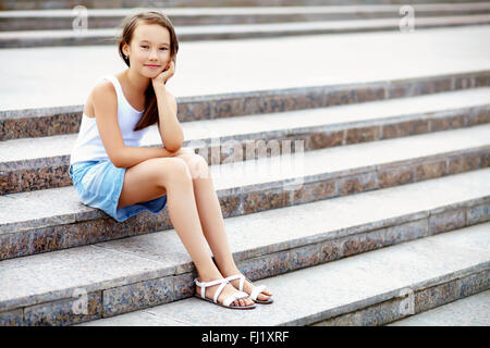 Fille sur l'escalier Banque D'Images