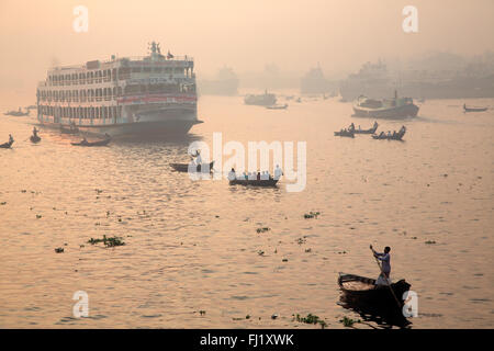 Tôt le matin à Sadarghat , Port , Dhaka Bangladesh Banque D'Images