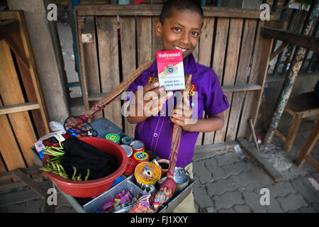 Enfant qui vend des cigarettes de marque Hollywood à Dhaka, Bangladesh Banque D'Images