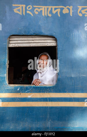 Passager en train local avec l'écriture bengali au Bangladesh Banque D'Images