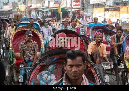 Les conducteurs de pousse-pousse dans le trafic à Dhaka au Bangladesh , Banque D'Images