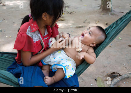 Soeur avec son jeune frère à Siem Reap, Cambodge Banque D'Images