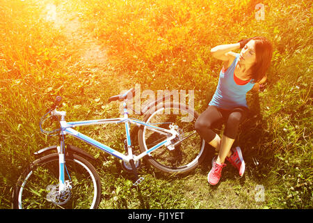 Jeune femme et vélo Banque D'Images