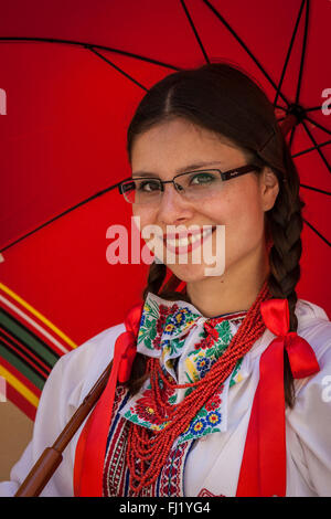 Une marchande de la lavande dans les rues de Zagreb s'habille de vêtements traditionnels et protège contre le soleil de midi avec un Banque D'Images