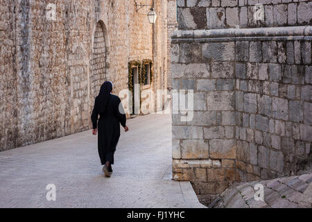 Nun walking through fortifiée de Dubrovnik Banque D'Images