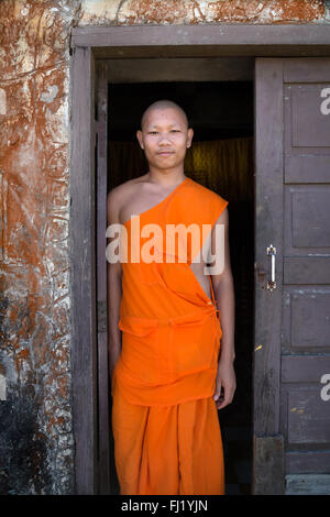 Moine bouddhiste au monastère à Kampot, Cambodge Banque D'Images