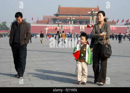 Famille chinoise sur la place Tiananmen , avec entrée de la Cité interdite à l'arrière , Beijing , Chine Banque D'Images