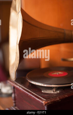 Vieux gramophone avec corps en bois et corne d'selective focus Banque D'Images