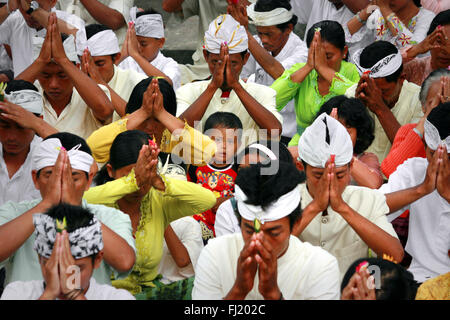 Enfant dans une foule en prière au cours de Kuningan célébration, Ubud, Indonésie Banque D'Images