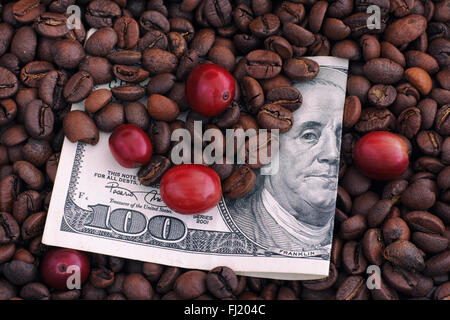 Le café torréfié et le café en grains rouge sur one hundred dollar bill. Prix du café concept. Close up. Banque D'Images