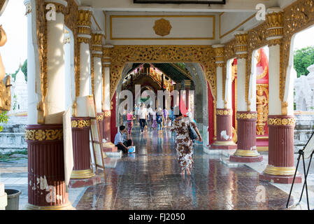 MANDALAY, Myanmar - construit par le Roi Mindon en 1857 au pied de la colline de Mandalay, la Pagode Kuthodaw abrite ce qui est connu comme le plus grand livre, qui se compose de 729 kyauksa gu ou pierre-inscription des grottes, chacune contenant une plaque de marbre inscrit sur les deux côtés avec une page de texte du Tipitaka, dans tout le Canon Pali du Bouddhisme Theravada. Banque D'Images