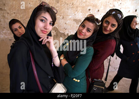 Tête couverte de jeunes femmes iraniennes musulmanes posant de Masjed-e, Jameh Fahraj , Iran Banque D'Images