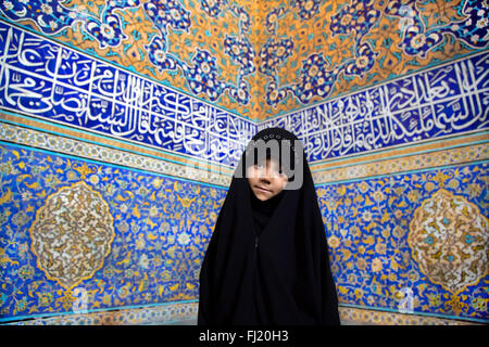 Portrait de jeune fille iranienne portant hijab niqab , à cheikh Lotfollah Mosquée, Isfahan, Iran Banque D'Images