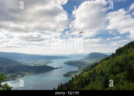 Vue depuis le col Le col de la Forclaz sur parapente sur le lac Lac d'Annecy, Savoie, France sur une journée de printemps ensoleillée Banque D'Images