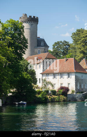 Donjon et les bâtiments du château de Duingt sur une petite péninsule au lac d'Annecy, Savoie, France Banque D'Images