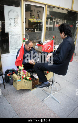 Polisseur de chaussures à Istanbul , Turquie Banque D'Images