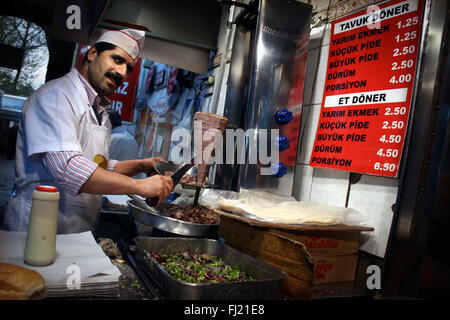 Homme turc traditionnel préparation kebab à Spice Bazaar , Istanbul Banque D'Images