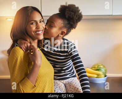 Mère et fille noire s'aimer woman smiling at camera Banque D'Images