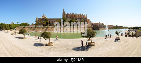 Les touristes sont à proximité de Cathédrale de Santa Maria de Palma, Majorque, Espagne Banque D'Images