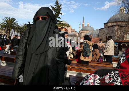 Une femme porte le niqab avec lunettes rouges à Istanbul Banque D'Images